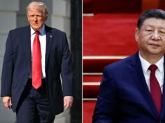 Trump ameaça a China com “grandes problemas” se armar o regime iraniano Donald Trump em terno azul marinho e gravata vermelha andando ao ar livre.