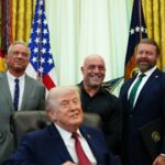 Marty Makary, comissário da Food and Drug Administration (FDA), a partir da esquerda, o presidente dos EUA, Donald Trump, Robert F. Kennedy Jr., secretário de Saúde e Serviços Humanos (HHS) dos EUA, e a personalidade da mídia Joe Rogan durante uma ordem executiva assinada no Salão Oval da Casa Branca.