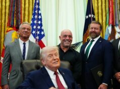 Trump assina ordem para acelerar o acesso a tratamentos com drogas psicodélicas Marty Makary, comissário da Food and Drug Administration (FDA), a partir da esquerda, o presidente dos EUA, Donald Trump, Robert F. Kennedy Jr., secretário de Saúde e Serviços Humanos (HHS) dos EUA, e a personalidade da mídia Joe Rogan durante uma ordem executiva assinada no Salão Oval da Casa Branca.