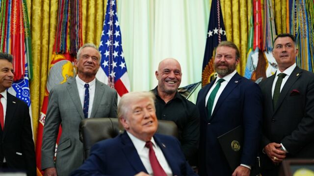 Marty Makary, comissário da Food and Drug Administration (FDA), a partir da esquerda, o presidente dos EUA, Donald Trump, Robert F. Kennedy Jr., secretário de Saúde e Serviços Humanos (HHS) dos EUA, e a personalidade da mídia Joe Rogan durante uma ordem executiva assinada no Salão Oval da Casa Branca. 