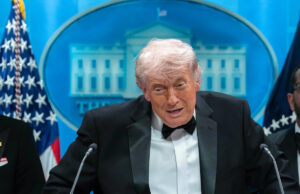 Trump ataca âncora do ’60 Minutes’ por ler manifesto de suposto atirador Yahoo news home