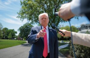 Trump ataca conservadores da Suprema Corte que ‘fazem perguntas realmente ruins’ Trump ataca conservadores da Suprema Corte que 'fazem perguntas realmente ruins'