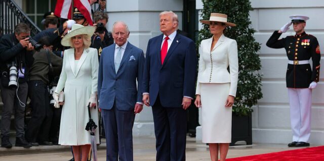 Trump brinca sobre seu casamento com Melania enquanto bajula a falecida Rainha Elizabeth II: atualizações ao vivo
