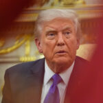 Monica Crowley, chefe de protocolo da Casa Branca, a partir da esquerda, cumprimenta o secretário-geral da OTAN, Mark Rutte, ao chegar para se encontrar com o presidente Donald Trump e o presidente da Ucrânia, Volodymyr Zelenskyy, segunda-feira, 18 de agosto de 2025, no Pórtico Sul da Casa Branca, em Washington. (Foto AP/Jacquelyn Martin)