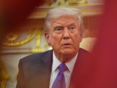 Trump cogita abandonar a NATO depois de esta não apoiar o seu belicismo Monica Crowley, chefe de protocolo da Casa Branca, a partir da esquerda, cumprimenta o secretário-geral da OTAN, Mark Rutte, ao chegar para se encontrar com o presidente Donald Trump e o presidente da Ucrânia, Volodymyr Zelenskyy, segunda-feira, 18 de agosto de 2025, no Pórtico Sul da Casa Branca, em Washington. (Foto AP/Jacquelyn Martin)