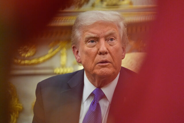 Monica Crowley, chefe de protocolo da Casa Branca, a partir da esquerda, cumprimenta o secretário-geral da OTAN, Mark Rutte, ao chegar para se encontrar com o presidente Donald Trump e o presidente da Ucrânia, Volodymyr Zelenskyy, segunda-feira, 18 de agosto de 2025, no Pórtico Sul da Casa Branca, em Washington. (Foto AP/Jacquelyn Martin)