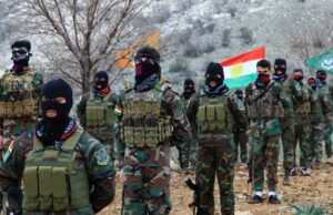 Trump confirmou a alegação do Irão de que os manifestantes estavam armados pelos EUA? BERLIM, ALEMANHA - 24 DE JANEIRO: Um manifestante segura uma faixa onde se lê