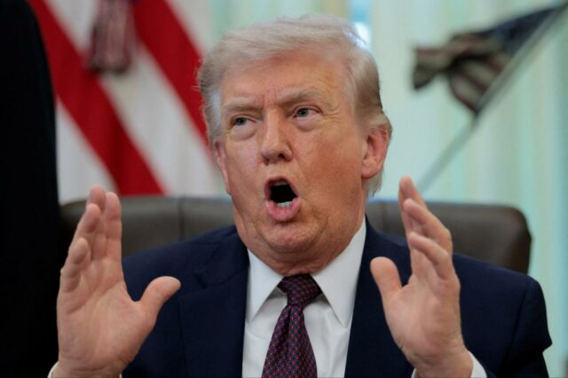 O presidente dos EUA, Donald Trump, falando com a boca aberta e as mãos gesticulando.