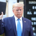 Donald Trump segura uma Bíblia em frente à Igreja Episcopal de St. John, em frente à Casa Branca, em 1º de junho de 2020.