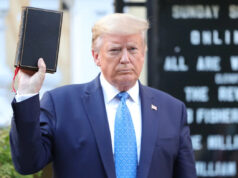 Trump criticou Pope, retratou-se como Jesus. Então ele leu a Bíblia. Donald Trump segura uma Bíblia em frente à Igreja Episcopal de St. John, em frente à Casa Branca, em 1º de junho de 2020.