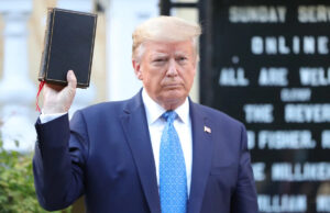 Trump criticou Pope, retratou-se como Jesus. Então ele leu a Bíblia. Donald Trump segura uma Bíblia em frente à Igreja Episcopal de St. John, em frente à Casa Branca, em 1º de junho de 2020.