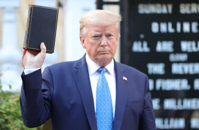 Donald Trump segura uma Bíblia em frente à Igreja Episcopal de St. John, em frente à Casa Branca, em 1º de junho de 2020.