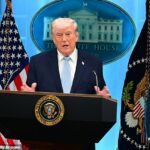 Donald Trump fala durante uma entrevista coletiva na Sala de Briefing de Imprensa James S. Brady da Casa Branca em 6 de abril