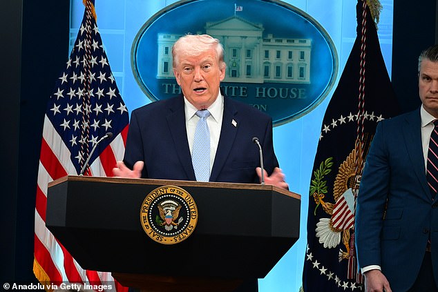 Trump declara 'joint venture' do Estreito de Ormuz com o Donald Trump fala durante uma entrevista coletiva na Sala de Briefing de Imprensa James S. Brady da Casa Branca em 6 de abril