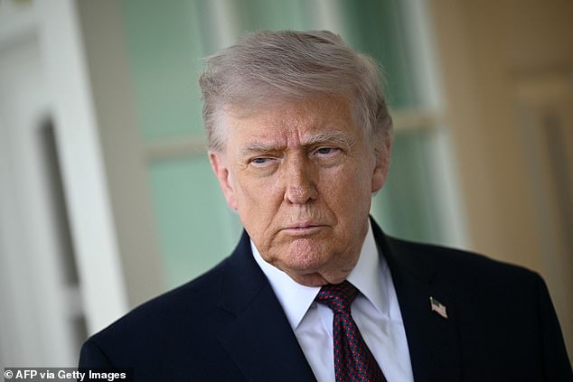 Trump declara o Estreito de Ormuz 'permanentemente aberto' poucas horas Donald Trump declarou o Estreito de Ormuz 'permanentemente aberto', apesar do bloqueio naval em curso, em meio a preocupações crescentes da China