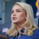 A secretária de imprensa da Casa Branca, Karoline Leavitt, fala durante uma coletiva de imprensa na Sala de Briefing de Imprensa James S. Brady da Casa Branca em 8 de abril