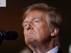 Trump disse aos americanos para “fazerem a sua própria investigação”. Agora eles acham que os ataques contra ele são encenados Donald Trump apoiou inúmeras teorias da conspiração – agora os seus apoiantes estão a virar contra ele essas alegações de eventos orquestrados.