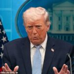 WASHINGTON, DC - 7 DE ABRIL: O presidente dos EUA, Donald Trump, fala aos repórteres em um briefing na segunda-feira, 6 de abril de 2026, na Casa Branca em Washington, DC Trump discutiu o resgate de um piloto americano e a guerra em curso com o Irã. (Foto de Maxine Wallace/The Washington Post via Getty Images)