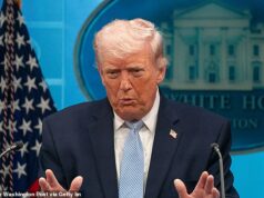 Trump diz a JD Vance para encontrar uma maneira de sair da guerra com o Irã enquanto o vice-presidente se prepara para voar ao Paquistão para negociações de paz: atualizações ao vivo WASHINGTON, DC - 7 DE ABRIL: O presidente dos EUA, Donald Trump, fala aos repórteres em um briefing na segunda-feira, 6 de abril de 2026, na Casa Branca em Washington, DC Trump discutiu o resgate de um piloto americano e a guerra em curso com o Irã. (Foto de Maxine Wallace/The Washington Post via Getty Images)