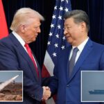 Donald Trump e Xi Jinping apertando as mãos, com as bandeiras dos EUA e da China atrás deles.
