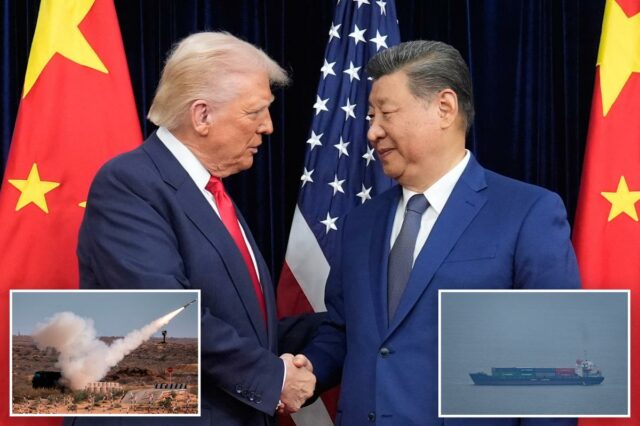 Donald Trump e Xi Jinping apertando as mãos, com as bandeiras dos EUA e da China atrás deles.