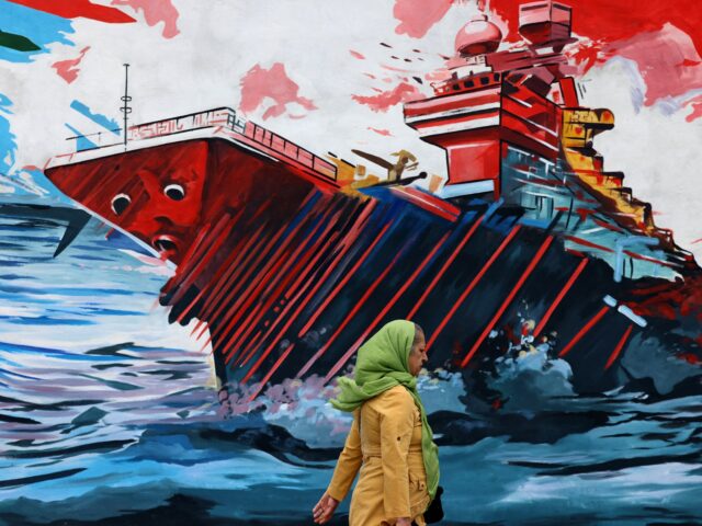 Trump diz que forças dos EUA permanecerão perto do Irã, Trump diz que forças dos EUA permanecerão perto do Irã, prontas para 'próxima conquista'