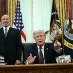 Presidente Trump falando com o secretário de Comércio, Howard Lutnick, no Salão Oval.