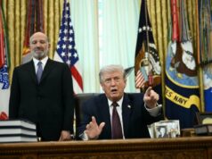 Trump diz que irá à Suprema Corte na quarta-feira para caso de cidadania por direito de nascença Presidente Trump falando com o secretário de Comércio, Howard Lutnick, no Salão Oval.