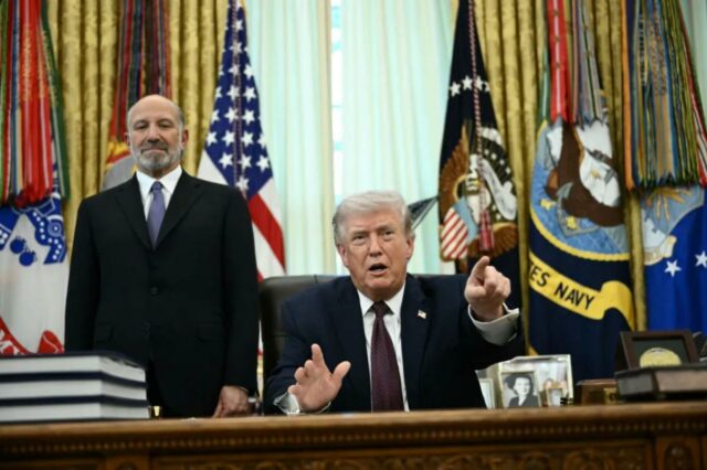 Presidente Trump falando com o secretário de Comércio, Howard Lutnick, no Salão Oval.