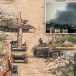 Um veículo do exército israelense levanta poeira ao passar por uma estrada de terra passando por casas destruídas no sul do Líbano.