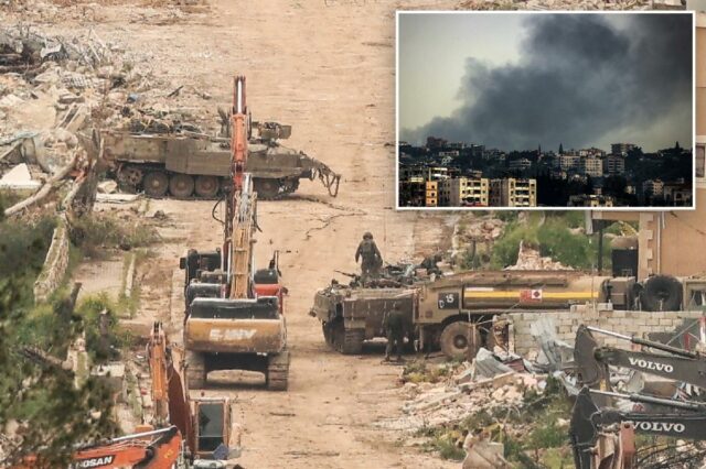 Um veículo do exército israelense levanta poeira ao passar por uma estrada de terra passando por casas destruídas no sul do Líbano.