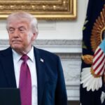 Donald Trump em um pódio em frente ao Selo Presidencial.