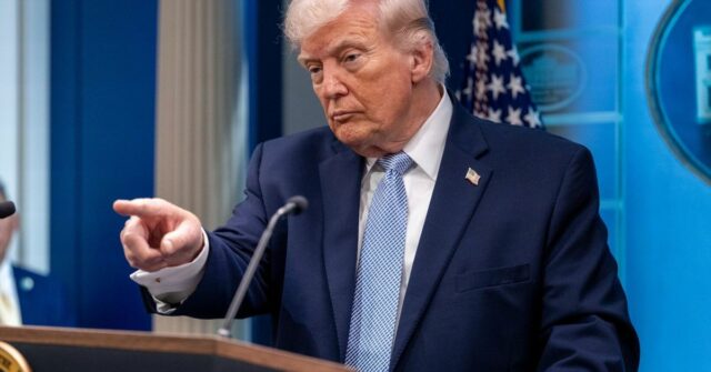 Trump diz que o povo iraniano está implorando para que Trump diz que o povo iraniano está implorando para que ele ‘por favor, continue bombardeando’