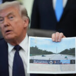 O presidente Trump segura uma imagem do Lincoln Memorial Reflecting Pool durante um evento sobre acessibilidade de cuidados de saúde no Salão Oval da Casa Branca, 23 de abril de 2026. / Crédito: Mark Schiefelbein / AP