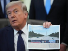 Trump diz que vai ressurgir no Lincoln Memorial Reflecting Pool, tornando-o azul O presidente Trump segura uma imagem do Lincoln Memorial Reflecting Pool durante um evento sobre acessibilidade de cuidados de saúde no Salão Oval da Casa Branca, 23 de abril de 2026. / Crédito: Mark Schiefelbein / AP