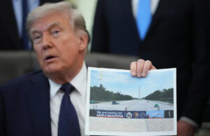 Trump diz que vai ressurgir no Lincoln Memorial Reflecting Pool, tornando-o azul O presidente Trump segura uma imagem do Lincoln Memorial Reflecting Pool durante um evento sobre acessibilidade de cuidados de saúde no Salão Oval da Casa Branca, 23 de abril de 2026. / Crédito: Mark Schiefelbein / AP
