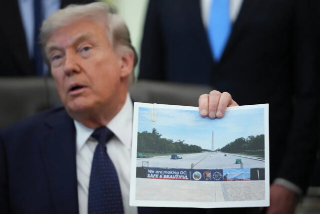 O presidente Trump segura uma imagem do Lincoln Memorial Reflecting Pool durante um evento sobre acessibilidade de cuidados de saúde no Salão Oval da Casa Branca, 23 de abril de 2026. / Crédito: Mark Schiefelbein / AP