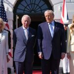 O presidente Donald Trump e a primeira-dama Melania Trump cumprimentam o rei Carlos III e a rainha Camilla ao chegarem à Casa Branca