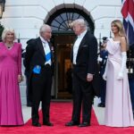 O presidente Donald Trump e a primeira-dama Melania Trump (à direita) cumprimentaram o rei Charles e a rainha Camilla (à esquerda) no gramado sul na noite de terça-feira para o primeiro jantar de Estado do segundo mandato do presidente