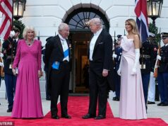 Trump e Melania oferecem um jantar de Estado chamativo em homenagem ao Rei Charles e à Rainha Camilla… com familiares próximos e alguns convidados sortudos da lista A O presidente Donald Trump e a primeira-dama Melania Trump (à direita) cumprimentaram o rei Charles e a rainha Camilla (à esquerda) no gramado sul na noite de terça-feira para o primeiro jantar de Estado do segundo mandato do presidente