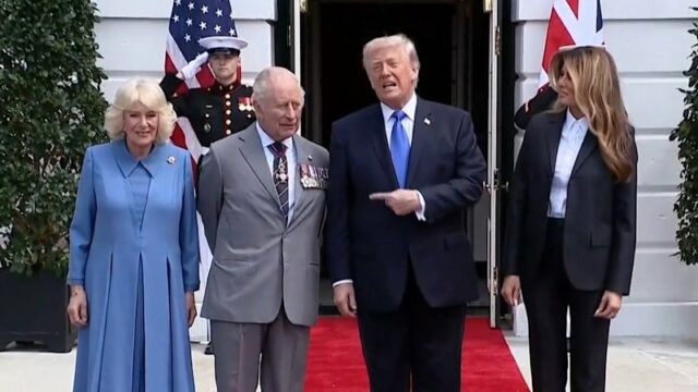 Trump elogia rei Carlos como o “maior”
