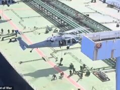 Trump emite ordem de “atirar e matar” na dramática escalada de Hormuz, enquanto o Pentágono publica vídeo assustador de tropas dos EUA apreendendo navio que transportava petróleo iraniano em meio ao desmantelamento do cessar-fogo Trump está intensificando sua pressão para impedir que o Irã use o Estreito de Ormuz, exigindo que a Marinha dos EUA “atire e mate” qualquer barco iraniano que coloque minas no Golfo Pérsico.