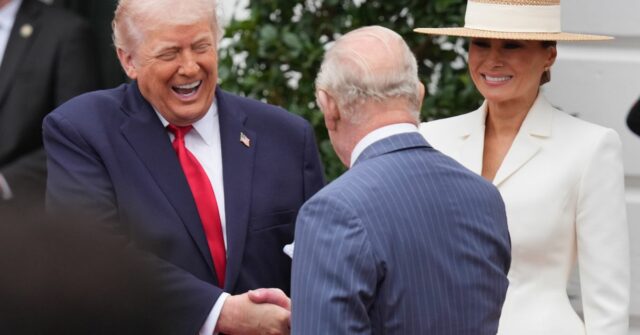 Trump emociona-se com os ‘laços reais’ ao receber o rei na Casa Branca em dia histórico
