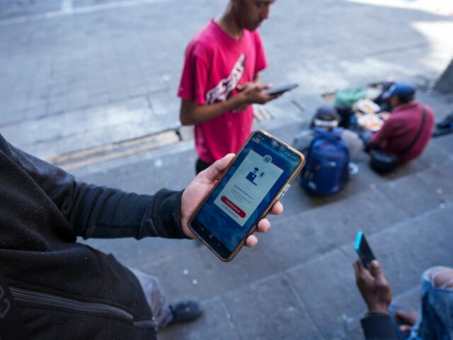 Trump encerrará novamente o status legal de pessoas que entraram nos EUA com o aplicativo CBP One
