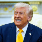 O candidato republicano ao Congresso do 3º distrito, Greg Goode, fala com apoiadores em uma festa de observação eleitoral republicana do condado de Johnson em Overland Park, Kansas, terça-feira, 2 de agosto de 2016. (AP Photo / Orlin Wagner)