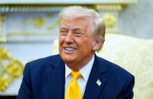 Trump encontra uma nova maneira de interferir nas eleições estaduais O candidato republicano ao Congresso do 3º distrito, Greg Goode, fala com apoiadores em uma festa de observação eleitoral republicana do condado de Johnson em Overland Park, Kansas, terça-feira, 2 de agosto de 2016. (AP Photo / Orlin Wagner)