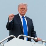 O presidente Donald Trump embarca no Força Aérea Um a caminho do Aeroporto Internacional de Palm Beach, na Base Conjunta de Andrews, Maryland, EUA, em 24 de abril de 2026.