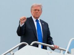 Trump endossa a ideia de mudar o ICE para NICE: ‘Ótima ideia!!’ O presidente Donald Trump embarca no Força Aérea Um a caminho do Aeroporto Internacional de Palm Beach, na Base Conjunta de Andrews, Maryland, EUA, em 24 de abril de 2026.