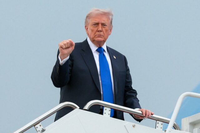 O presidente Donald Trump embarca no Força Aérea Um a caminho do Aeroporto Internacional de Palm Beach, na Base Conjunta de Andrews, Maryland, EUA, em 24 de abril de 2026.