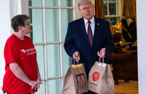 Trump exclui postagem de si mesmo como Jesus e afirma que ela o mostrava “como médico” Michael Koziol